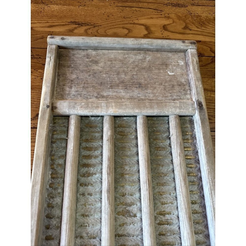 VINTAGE WASHBOARD - Picture 2 of 9